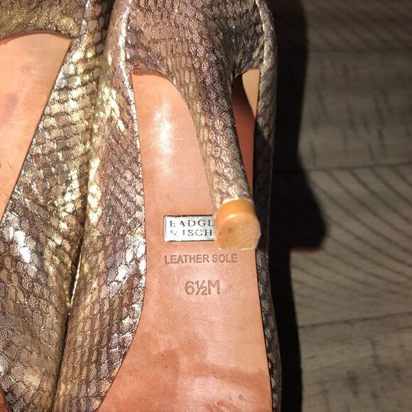Badgley Mischika’ Humbee Gold Sparkle ✨ Open Toe Pump Snakeskin Look Leather - Picture 13 of 17